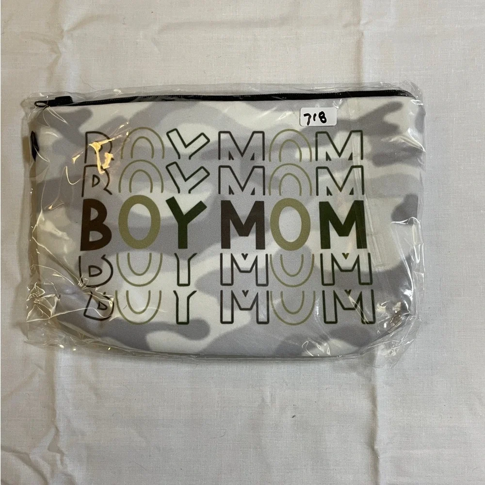 The Pouch Cosmetic Bag Womens OS Grey Camo NWT Boy Mom Zippered Travel Pouch